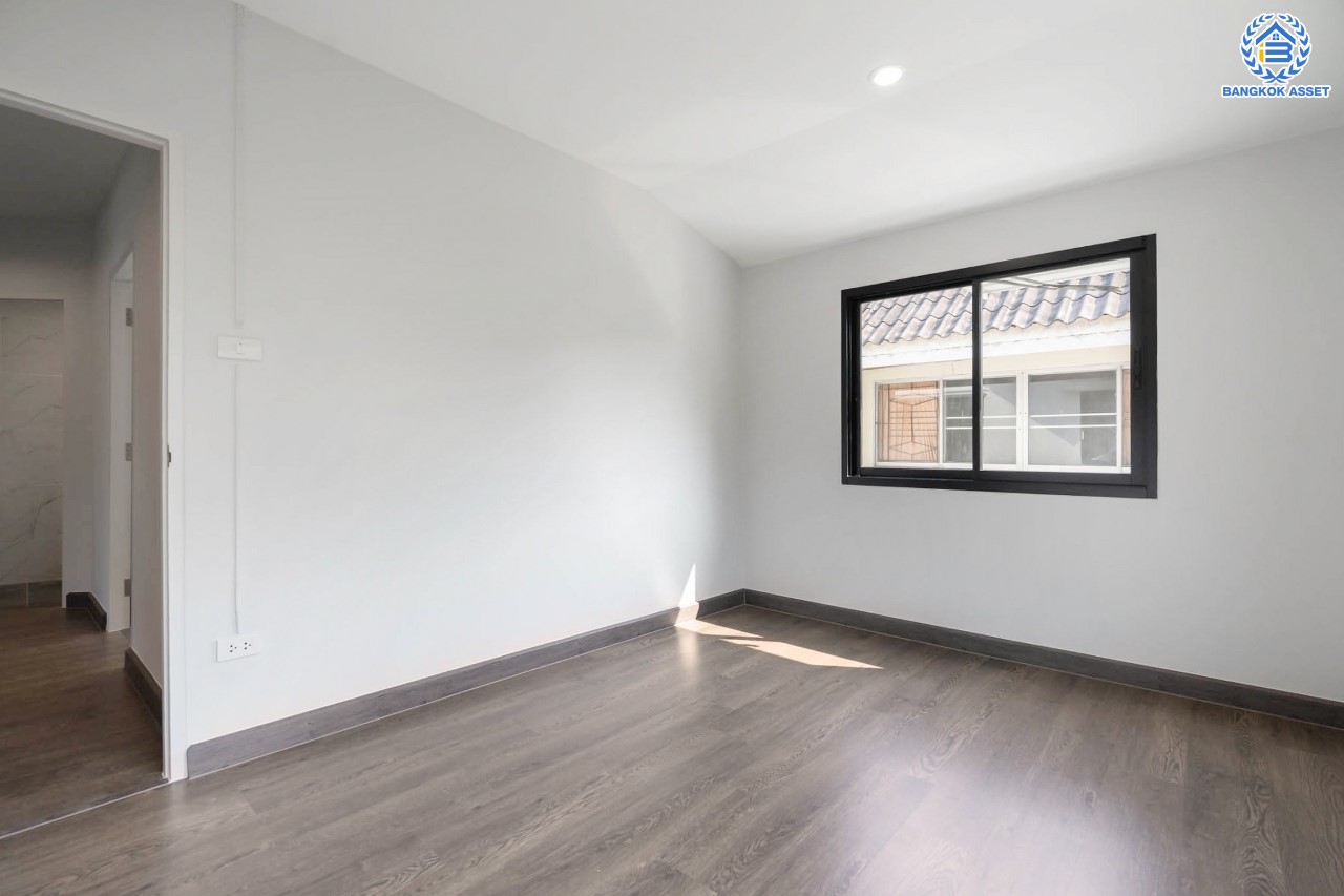 คฤหาสน์ตกแต่งใหม่ ดีไซน์สุด Luxury ม.กฤษดานคร18 บรมราชชนนี หลังมุม เนื้อที่ 77 ตร.ว. บนพื้นที่ใช้สอยมากถึง 320 ตร.ม. อีกระดับของฟังก์ชัน 6 ห้องนอน 2 ห้องน้ำ 1 ห้องอเนกประสงค์ จอดรถได้ 2 คัน บรรยากาศสุด Private บนทำเลศักยภาพเชื่อมต่อหลายเส้นทาง ใกล้เซ็นทรัลปิ่นเกล้า ม.มหิดล , ทางด่วน "กาญจนาภิเษก"...